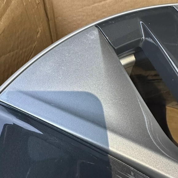 Tesla model y rim with cover - Picture 6 of 6